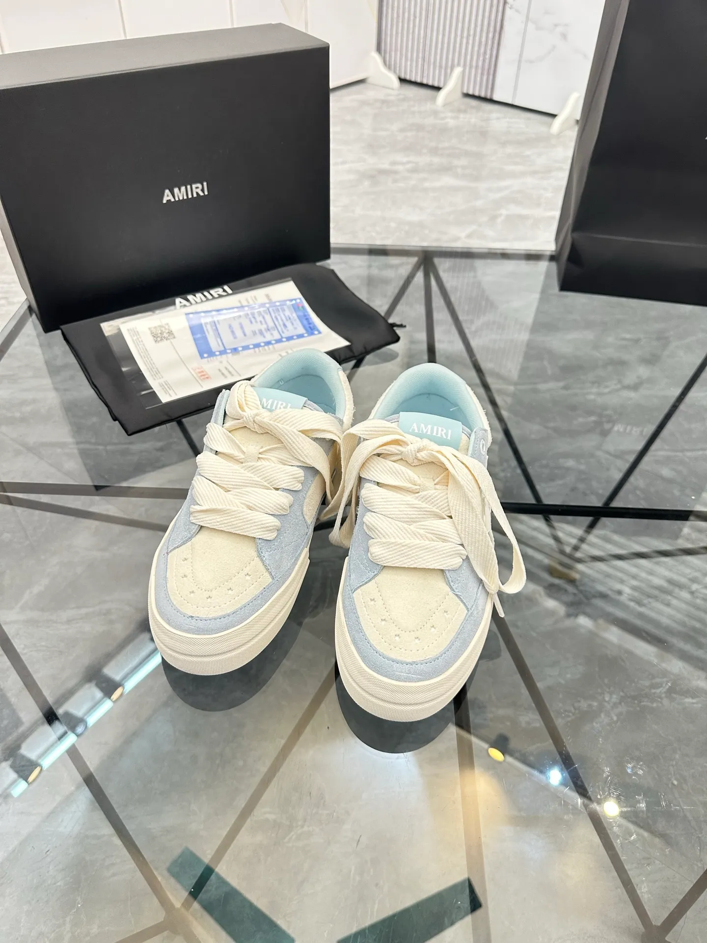 Men's shoes: 💰P600¥ Top quality in Guangzhou Product trademark: AMIRI* "Amir*" low-top casual shoes Regular size: 39-44 (can be customized to 45) Product material: Upper imported first-layer cowhide spliced ​​nubuck leather, breathable lining, original outsole. Number: 525
